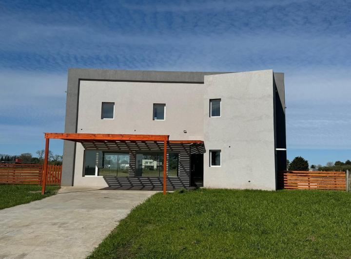 Casa · 185m² · 4 Ambientes · 2 Cocheras