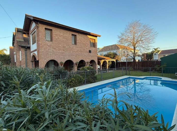 Casa · 274m² · 4 Ambientes · 2 Cocheras