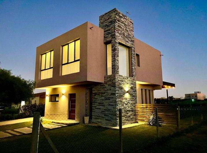 Casa · 200m² · 5 Ambientes · 2 Cocheras