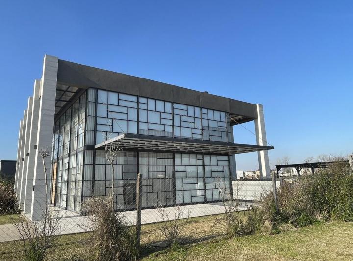 Casa · 260m² · 5 Ambientes · 2 Cocheras