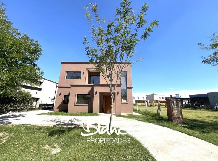 Casa · 170m² · 4 Ambientes · 1 Cochera