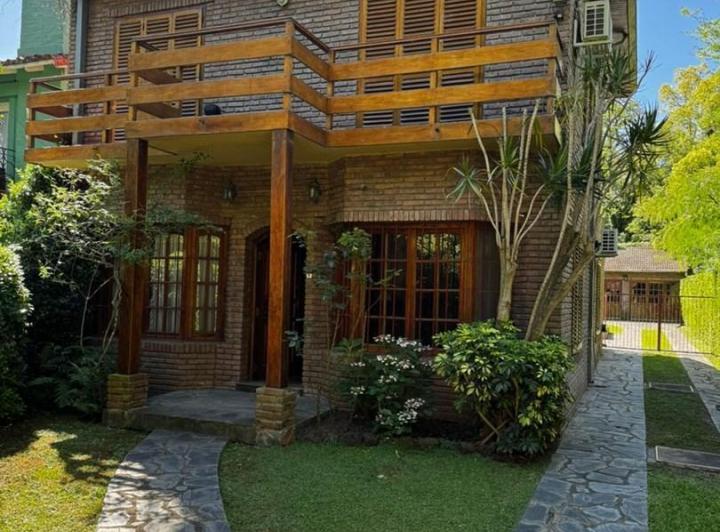 Casa · 200m² · 5 Ambientes