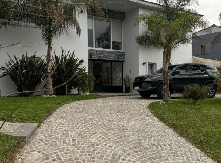 Casa · 350m² · 5 Ambientes · 2 Cocheras