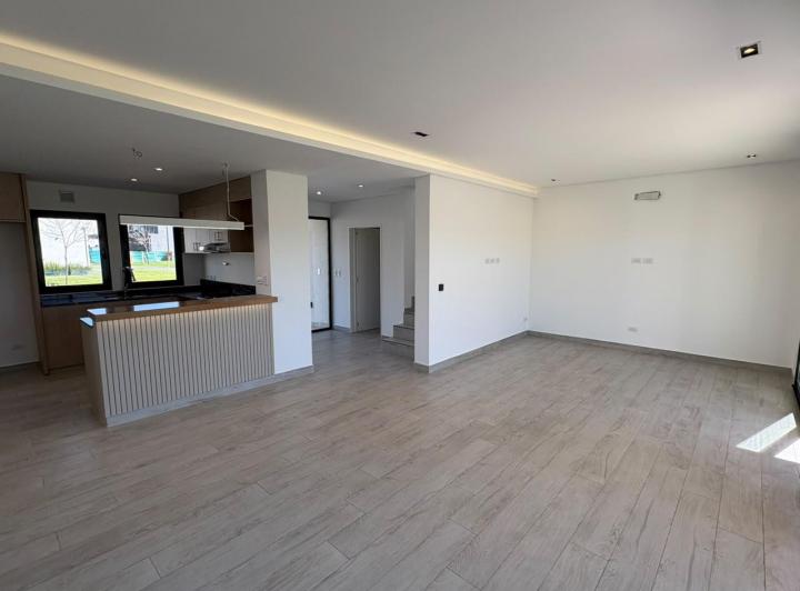 Casa · 177m² · 5 Ambientes · 2 Cocheras