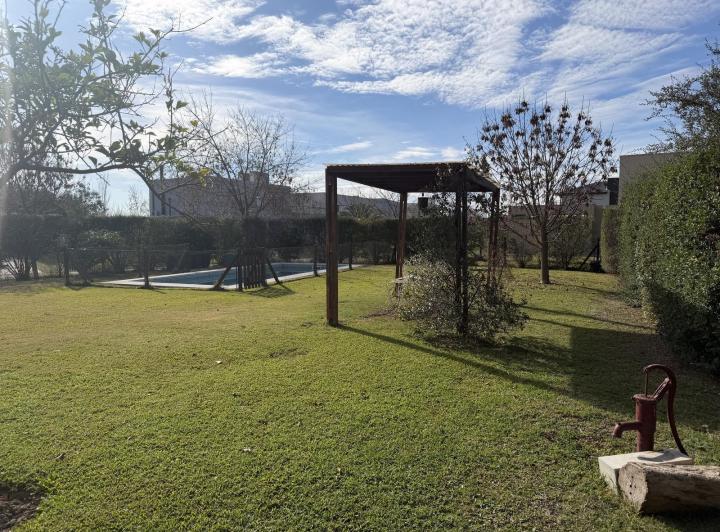Casa · 180m² · 5 Ambientes · 6 Cocheras