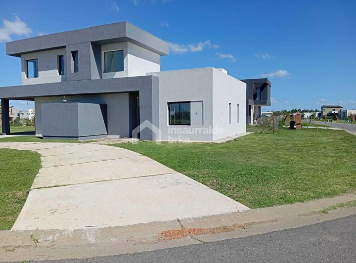 Casa · 279m² · 4 Ambientes · 1 Cochera