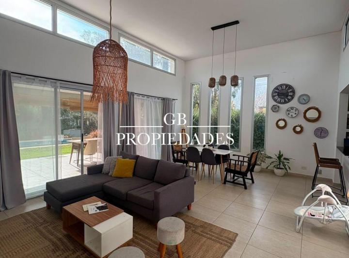 Casa · 130m² · 4 Ambientes · 3 Cocheras