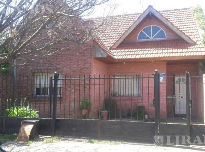 Casa · 254m² · 4 Ambientes · 1 Cochera