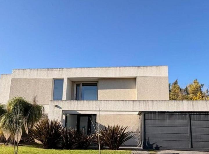 Casa · 183m² · 4 Ambientes · 2 Cocheras