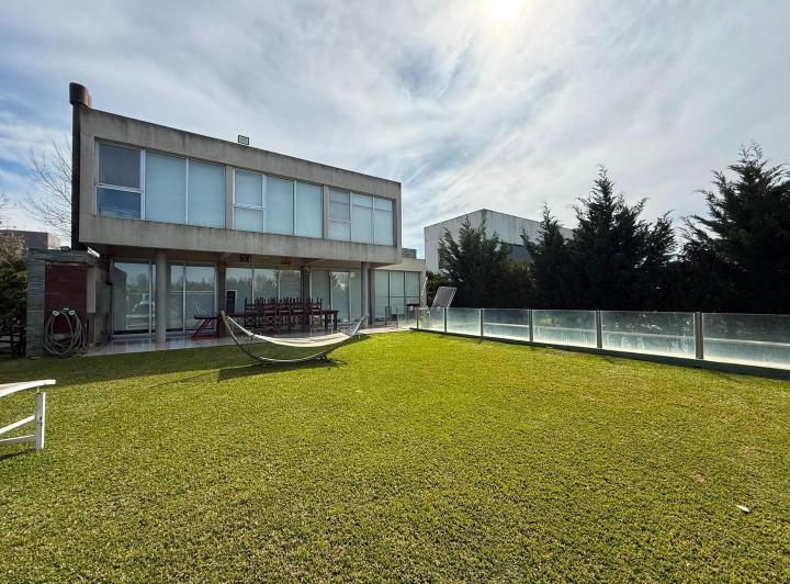 Casa · 211m² · 4 Ambientes · 4 Cocheras