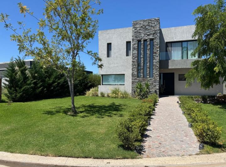Casa · 168m² · 5 Ambientes · 2 Cocheras
