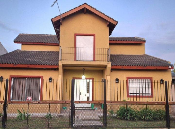 Casa · 121m² · 4 Ambientes · 2 Cocheras