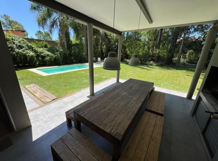 Casa · 180m² · 4 Ambientes · 3 Cocheras