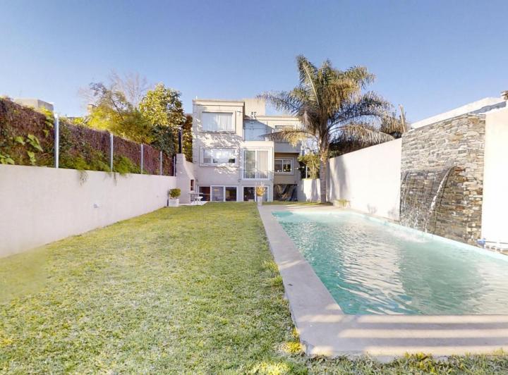 Casa · 317m² · 6 Ambientes · 3 Cocheras