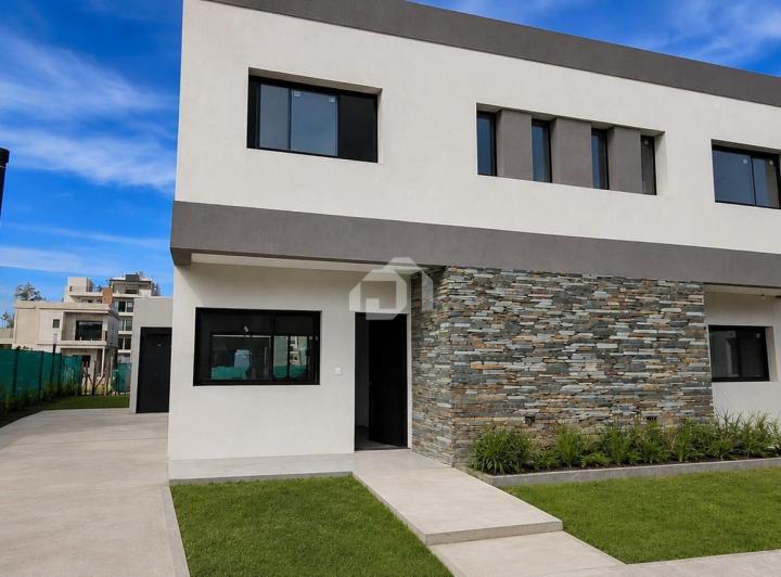 Casa · 120m² · 4 Ambientes · 2 Cocheras