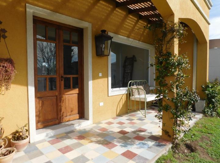 Casa · 204m² · 4 Ambientes · 2 Cocheras