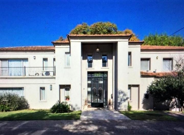 Casa · 379m² · 9 Ambientes · 2 Cocheras