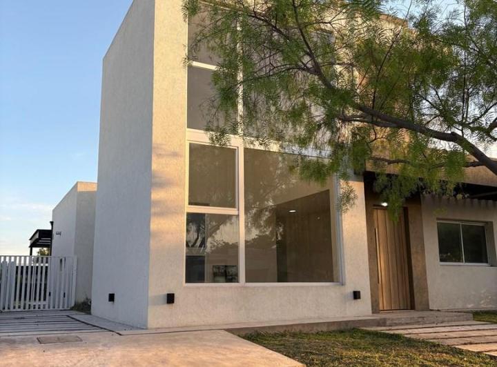 Casa · 147m² · 4 Ambientes · 2 Cocheras
