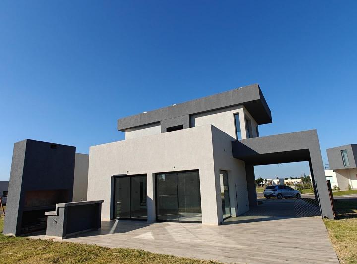 Casa · 200m² · 4 Ambientes · 4 Cocheras