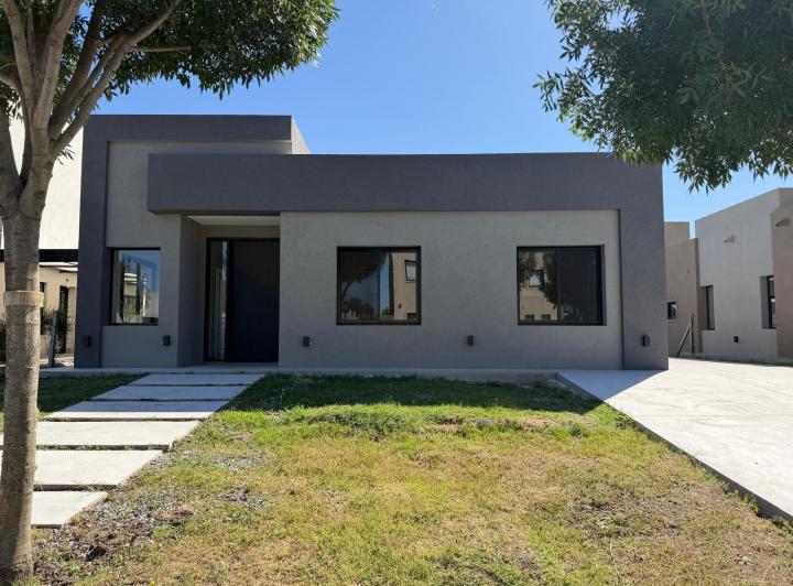 Casa · 148m² · 5 Ambientes · 2 Cocheras