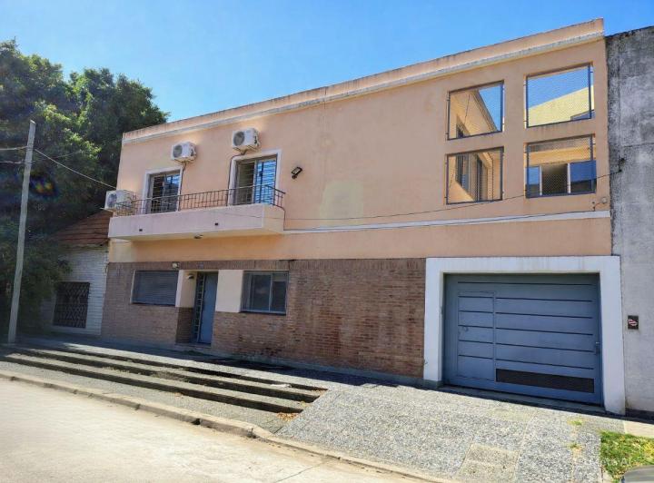 Casa · 260m² · 8 Ambientes · 1 Cochera