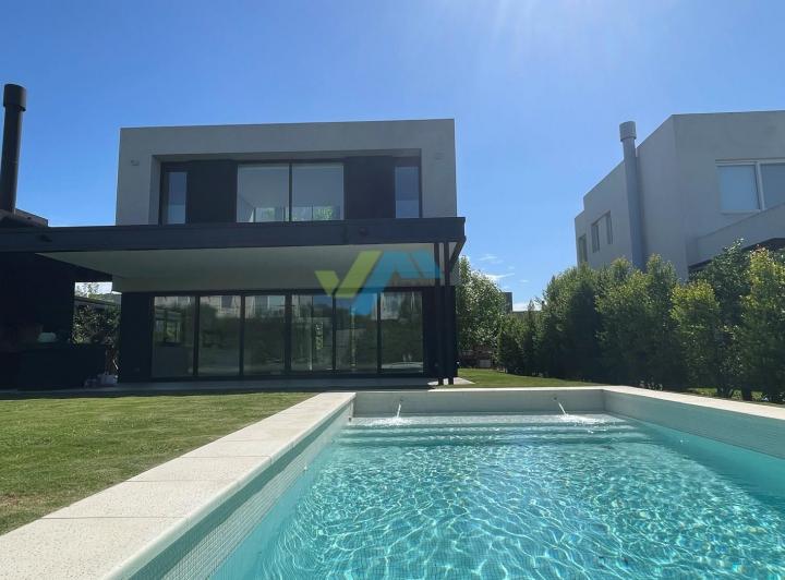Casa · 240m² · 5 Ambientes · 2 Cocheras