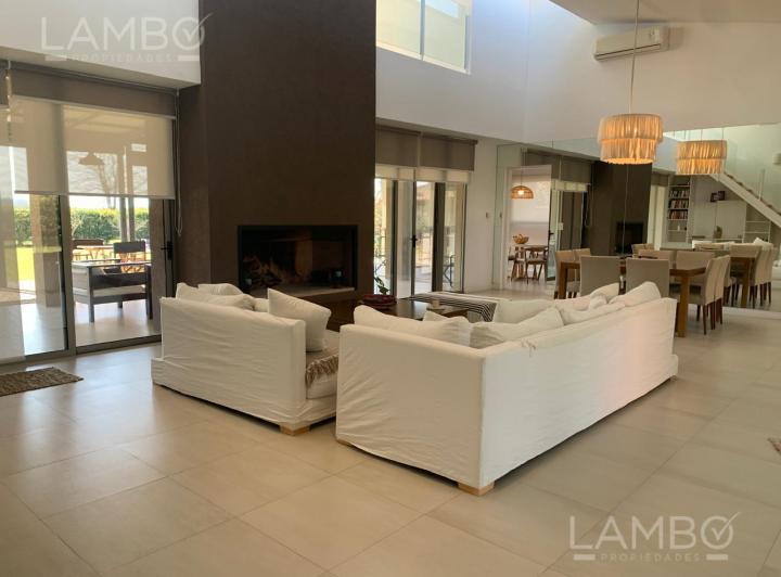 Casa · 349m² · 6 Ambientes · 2 Cocheras
