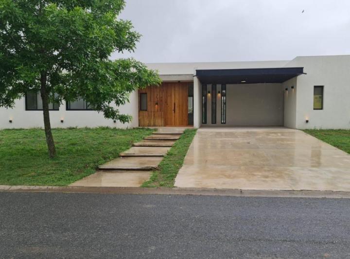 Casa · 168m² · 4 Ambientes · 2 Cocheras