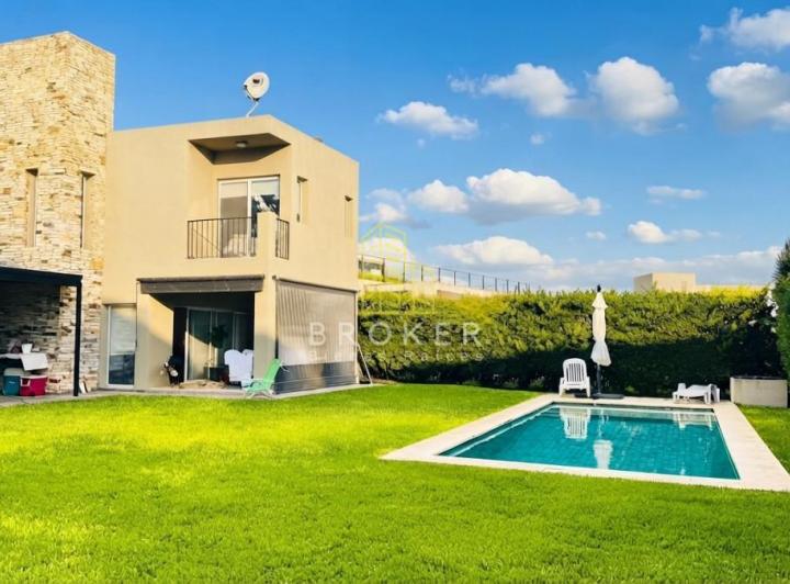 Casa · 228m² · 4 Ambientes · 1 Cochera