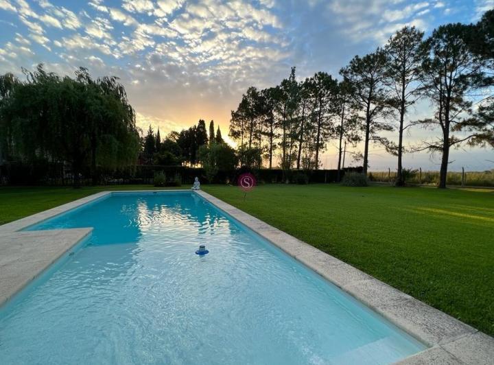 Casa · 204m² · 3 Ambientes · 8 Cocheras
