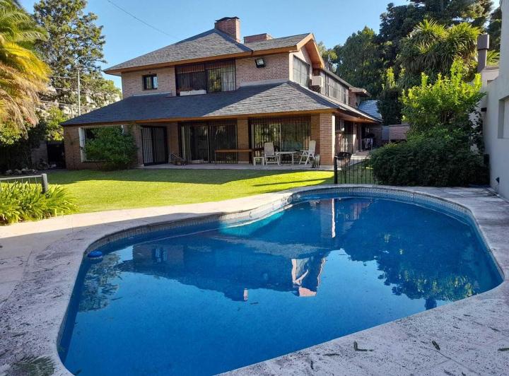 Casa · 390m² · 6 Ambientes · 1 Cochera