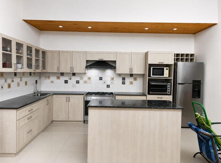 Casa · 200m² · 5 Ambientes · 3 Cocheras