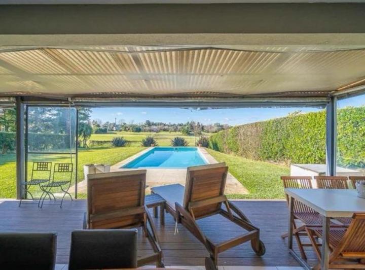 Casa · 240m² · 5 Ambientes · 4 Cocheras
