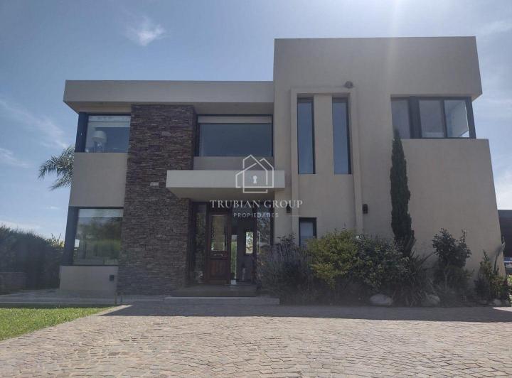 Casa · 26000m² · 5 Ambientes · 2 Cocheras