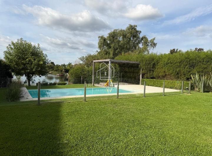 Casa · 1m² · 5 Ambientes · 2 Cocheras