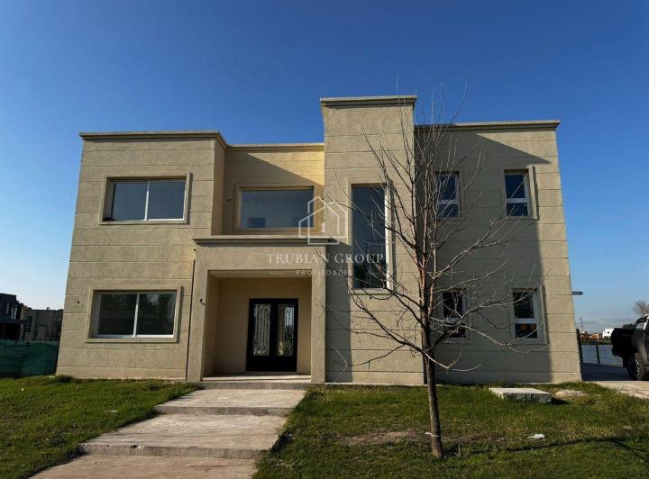 Casa · 288m² · 5 Ambientes · 2 Cocheras