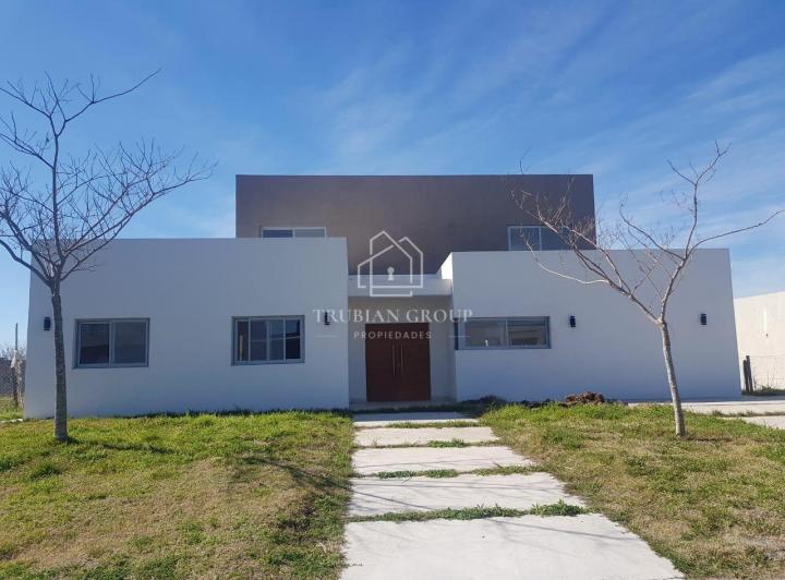 Casa · 220m² · 5 Ambientes · 2 Cocheras