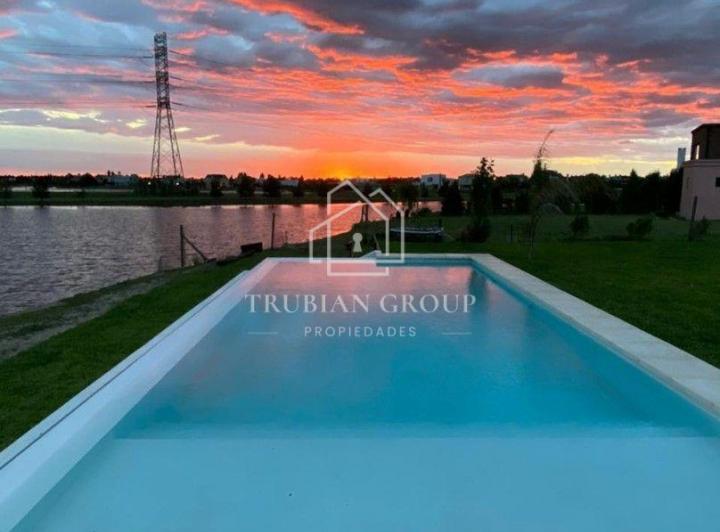 Casa · 190m² · 5 Ambientes · 2 Cocheras