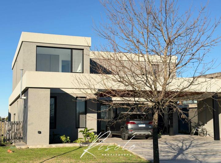 Casa · 240m² · 6 Ambientes · 2 Cocheras