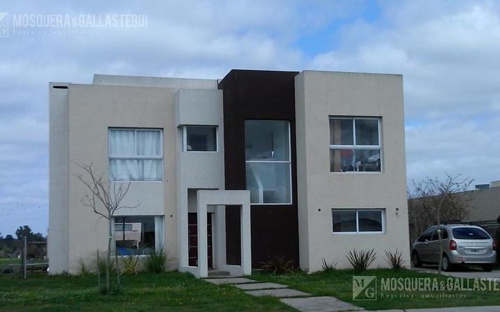 Casa · 180m² · 5 Ambientes · 4 Cocheras