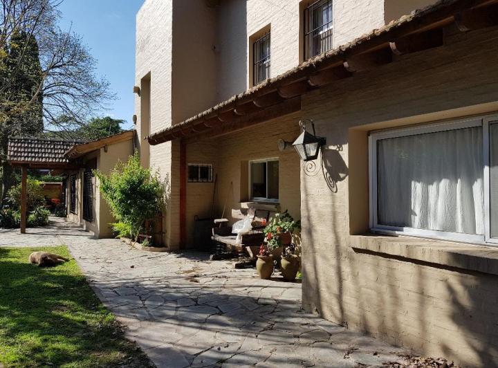 Casa · 320m² · 4 Ambientes · 2 Cocheras