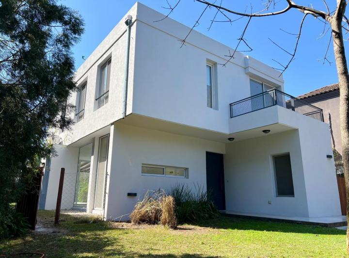 Casa · 156m² · 6 Ambientes · 2 Cocheras