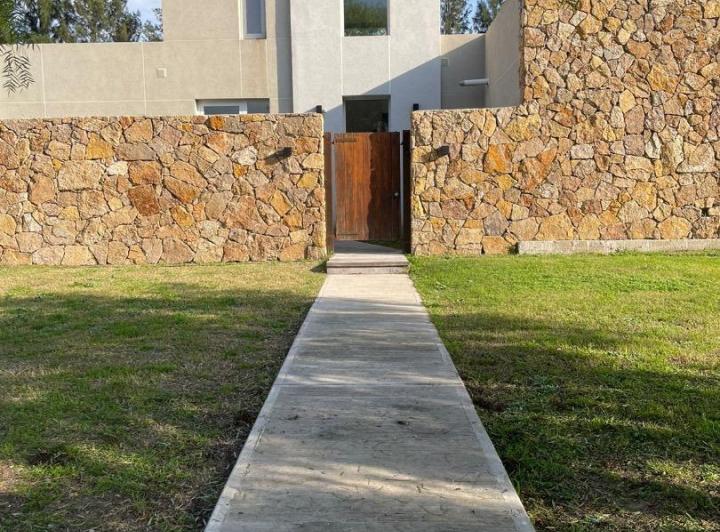 Casa · 170m² · 4 Ambientes · 1 Cochera