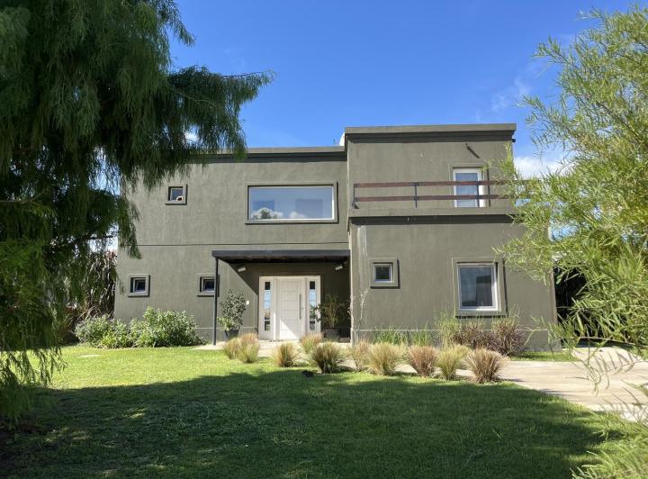 Casa · 250m² · 5 Ambientes · 2 Cocheras