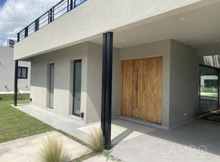 Casa · 245m² · 7 Ambientes · 2 Cocheras