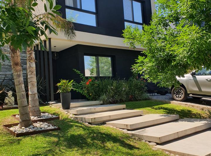 Casa · 242m² · 7 Ambientes · 4 Cocheras