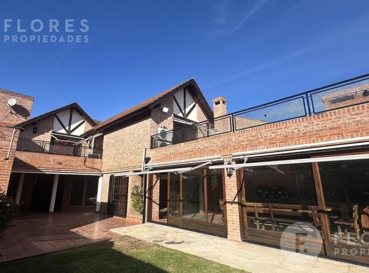 Casa · 327m² · 6 Ambientes · 2 Cocheras