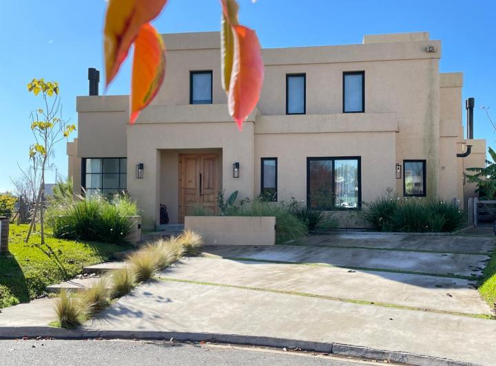 Casa · 320m² · 4 Ambientes · 2 Cocheras