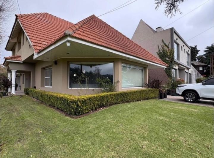 Casa · 250m² · 6 Ambientes · 1 Cochera