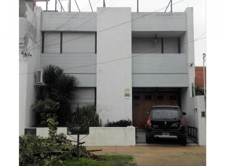 Casa · 180m² · 3 Ambientes · 2 Cocheras